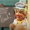 In einem neuen Video des Kultusministeriums erklärt Dr. Kasperl von der Augsburger Puppenkiste, wie man einen Pooltest macht.