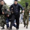 Gewalt in der Ostukraine: Prorussische Kräfte führen einen ihrer Gegner in Donetsk ab.