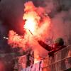 Fans von VfL Wolfsburg zünden bengalisches Feuer.