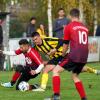 Der TSV Binswangen mit Christopher Fiegel (Mitte) hielt Gast Wertingen II (links Tino Wagner) daheim mit 2:0 nieder. 