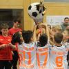 Konnte nur gemeinsam in die Höhe gestemmt werden – der große Wanderpott bei den Dasinger Futsal-Hallentagen vom TSV Neu-Ulm
