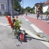 Blumen und Kerzen erinnern an den 28-jährigen Radfahrer, der sich am Dienstag vergangener Woche bei einem Unfall an der Einmündung der Dominikus-Zimmermann-Straße in die Katharinenstraße tödliche Verletzungen zugezogen hat. 