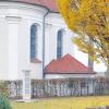 Nach und nach stattet die Stadt Ichenhausen ihre Friedhöfe mit Urnenstelen aus. In Rieden steht seit vergangenem Herbst eine Stele bei der Dreifaltigkeitskapelle, wo auch Platz für weitere Stelen ist.  