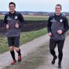 Sport für den guten Zweck: Jonas Jung (links) und Johannes Blank vom SV Grasheim treffen sich abends zum Laufen. 