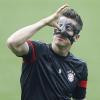 Der Mann hinter der schwarzen Maske: Robert Lewandowski. Ob der Stürmer des FC Bayern gegen Barcelona spielt, ist eines der bestimmenden Themen in den Medien vor der Partie.