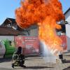 Anschaulich zeigten aktive Feuerwehrleute am Samstag in Wullenstetten, wie Einsätze ablaufen und was passiert, wenn Wasser in heißes Fett geschüttet wird.