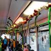 Weihnachtlich geschmückt ist die Christkindltram, die am Dienstag auf der Linie 4 eingesetzt wurde. Während der Fahrt laufen weihnachtliche Klänge. 