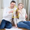 Kaufen Paare gemeinam ein Haus, sollten sie auch gemeinsam Eigentümer werden. Für den Fall, dass es auseinandergeht, sollte ein Plan abgemacht werden.