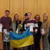 Buchautor Steffen Dobbert (links neben der Fahne) las in Günzburg aus seinem Buch "Ukraine verstehen". Nicht nur Ukrainerinnen und Ukrainer waren begeistert von diesem Abend. 