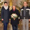 Über 50 Jahre war Christa Kohler (Mitte) Organistin in Zaisertshofen. Zum Abschied gab es Geschenke und viel Lob. Es dankten (von links): Pfarrer Richard Dick, die Pfarrgemeinderats-Vorsitzende Evelyn Hochwind, Kirchenpfleger Reinhard Simon und Egon Bertel vom Kirchenchor.  	