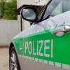 Auf der Flucht vor der Polizei hat ein 33-Jähriger einen Streifenwagen und einen Anhänger. 