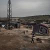 Kinder spielen in einem Lager in der Nähe der Stadt Idlib in Syrien.