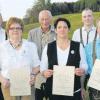 Für 25 Jahre Mitgliedschaft wurden von Gauschützenleiter Josef Waworka (links) und Schützenmeister Peter Fischer (hinten rechts) Helene Burkhard, Martin Löw, Renate Grolig und Christian Schuster geehrt (von links). 