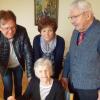 Maria Hauer ist 100 Jahre alt geworden. Sie lebt in Monheim in Seniorenheim. HIer ist sie im Kreis ihrer Kinder Stefan, Edeltraud und Peter (von links). 