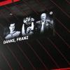 Die Anzeigetafel im Stadion zeigt Fotos des verstorbenen Franz Beckenbauer mit den Worten «Danke, Franz» vor dem Spiel.