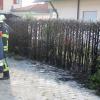 In Jedesheim brannten am Samstag mehrere Meter einer Hecke nieder. 