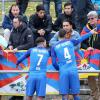 Spieler von Schott Mainz diskutieren mit Zuschauern wegen der Tibet-Fahne beim Spiel gegen Chinas U20-Nationalmannschaft.