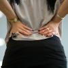 Chronische Schmerzen können an vielen Stellen des Körpers auftreten - egal ob am Rücken, an Gelenken, in Muskeln oder als Kopfschmerz.