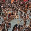 Mitte April im indischen Haridwar: Gläubige nehmen anlässlich des Kumbh Mela ein traditionelles Bad im Ganges. 