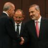 Der Präsident und sein Vertrauter: Recep Tayyip Erdogan (links) gibt dem neuen Außenminister Hakan Fidan die Hand. 