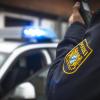 Die Augsburger Polizei sucht einen Mann, der im Stadtteil Göggingen die Angestellte eines Geschäfts mit einer Waffe bedroht und Geld gefordert hat.