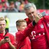 Carlo Ancelotti hatte am Rande seines Trainerbank-Debüts für den FC Bayern München noch Zeit für ein Selfie mit jungen Fans. Beim 4:3-Testspielsieg gegen den SV Lippstadt gab er dann auch vielen seiner jungen Spielern eine Chance.