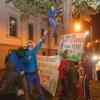 Aktivisten des Klimacamps besetzen in der Fuggerstraße einen Baum. 