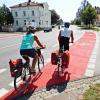 An der Kreuzung Monheimer/Ingolstädter Straße hat die Stadt Neuburg im Sommer 2020 einen roten Fahrradstreifen angebracht, damit Autofahrer auf querende Radler aufmerksam gemacht werden.