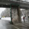 Spektakulärer Lkw-Unfall auf B300: Brücke muss untersucht werden