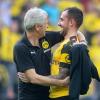 BVB-Trainer Lucien Favre umarmt den dreifachen Torschützen Paco Alcácer.