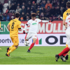 Der Schuss ins Glück: Dong-Won Ji zieht ab, Sekundenbruchteile später schlägt der Ball zum 1:1 des FC Augsburg gegen Eintracht Frankfurt im Netz ein.