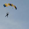 Ein Fallschirmspringer in Schwenningen hat sich bei der Landung ein Bein gebrochen. Schuld war eine Windöe. (Symbolbild)
