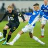 Dortmunds Julian Brandt (l) und Darmstadts Bartol Franjic kämpfen um den Ball.