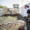 Dreck, nichts als Dreck: Entwicklungsminister Gerd Müller (weißes Hemd) besucht ein Flüchtlingslager im Südsudan.