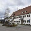 An dieser Stelle in Egling soll künftig das Soziale Zentrum Dorfmitte entstehen. Das bestehende Gemeindehaus (Foto) soll dafür abgerissen werden. Das Projekt war erneut Thema im Gemeinderat. 	