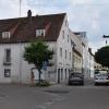 Blick von der Fischergasse Ecke Pferdstraße Richtung Schrannenplatz: Die Häuser auf der linken Seite gehören zum Komplex der VR Bank. Das große Bankgebäude (weiß) soll im Bestand erhalten bleiben. Vielleicht kann auch noch eines der insgesamt vier angrenzenden alten Häuser (eines steht in der Adlerstraße) saniert werden.