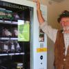 Franz Donderer hat auf seinem Hof nun einen sogenannten Regiomat aufgestellt. Hier können Kunden 24 Stunden am Tag auf regionale Produkte vom donderer-Biohof und anderen Bio-Bauern der Region zugreifen.