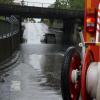 In der überfluteten Unterführung nach Donaualtheim blieb eine Frau mit ihrem Transporter stecken. Die Feuerwehr zog ihr Fahrzeug heraus. 