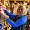 Margarete Weber hat ein ungewöhnliches Hobby: Sie designt, näht und verkauft Puppenkleider. In ihrem Gartenhäuschen in Tiefenbach können Kunden in einem riesigen Fundus stöbern und für ihre Puppe das richtige aussuchen. 