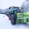 Zu Beginn der Protestwoche startet ein Traktoren -und LKW-Konvoi nach München. Etliche Landwirte und Spediteure blockieren mit ihren Fahrzeugen die beiden Kreisverkehre an der A96.