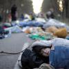 Ein junger Mann liegt bei einer Blockade von Atomkraftgegnern auf einer Zufahrtsstrasse kurz vor Gorleben in seinem Schlafsack. 