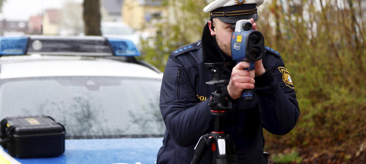 Polizei stellt 243 Temposünder auf B30 – ein Fahrer verliert den Führerschein