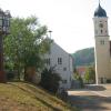 Der Dorfplatz mit Kirche in Kleinsorheim – für das Dorf gibt es nun ein Ortsfamilienbuch, das bei den Rieser Kulturtagen vorgestellt wurde.  	