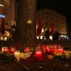 Menschen stellten zum Gedenken an den getöteten Feuerwehrmann am Augsburger Königsplatz Kerzen auf. 