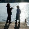 Eine willkommene Abwechslung am Molchowsee: Die Jungs werfen auf dem Steg ihre Angeln aus. 