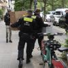 Polizeibeamte tragen in Berlin nach einer Durchsuchung einer Wohnung der Gruppe Letzter Generation Kartons zu einem Einsatzwagen.