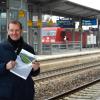 DB-Projektleiter Markus Baumann (hier am Bahnhof Günzburg) bekräftigte, dass die Bedeutung dieses Bahnhofes für den Fernverkehr nicht geschmälert werde – unabhängig vom Trassenverlauf der Strecke Ulm–Augsburg.  	
