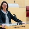Präsidentin des bayerischen Landtags Ilse Aigner steht bei einem Fototermin im Plenarsaal des Landtags.