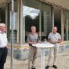 Das neue Tennisheim ist im Rohbau fertig. Auf dem Foto (von links) Norbert Plogmann (Vizepräsident), Ortwin Veile (Vorstand Sport)  und Ottmar Hirschmann. Präsident Willy Götz musste erkrankt absagen.