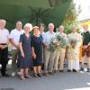 Die beiden Ehrenbürger, Schwiftings Benedikt Brandmeier (Vierter von rechts) und Alois Koch (Dritter von rechts), umrahmt von Bürgermeisterin Heike Schappele (hinten) und ihrem Stellvertreter Michael Beschorner (rechts), Pfarrer Martin Rudolph sowie den weiteren Geehrten: Hans Pfister (links), Anton Holdenrieder (Zweiter von links), Dr. Heide Weißhaar-Kiem (Dritte von links) und Annemarie Koch (Vierte von   links).